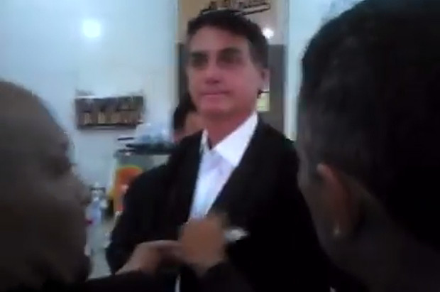 Mulher atira ovo em Jair Bolsonaro em cafeteria de Ribeir�o Preto 