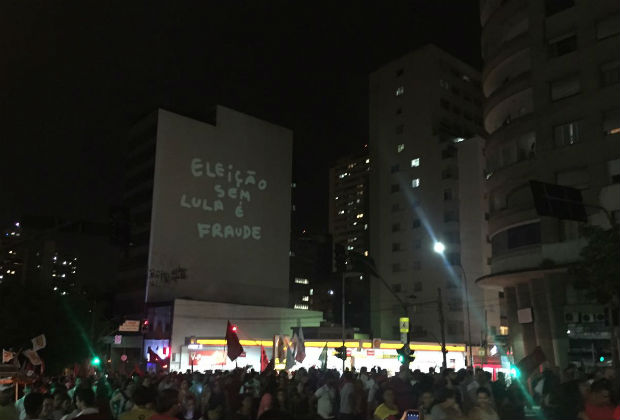 Manifestantes marcham pela rua Consola��o at� a av. Paulista em ato de apoio a Lula