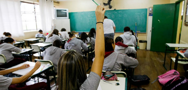 SO PAULO, SP, BRASIL, 19-08-2011, 07h00: GOVERNO LOTA SALAS DE AULAS. Alunos do 1 ano do ensino medio em aula de Matematica na Escola Estadual Professor Wolny Carvalho Ramos, na Vila Regente Feijo, zona leste de Sao Paulo, escola considerada modelo pelo governo do Estado, com uma media de 35 alunos por sala de aula. Escolas Estaduais de Sao Paulo possuem mais alunos em sala de aula que o recomendado MEC. (Foto: Apu Gomes/Folhapress, Cotidiano ) *** EXCLUSIVO*