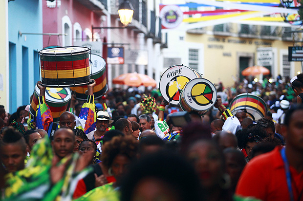 SALVADOR, BA, 05.02.2016: CARNAVAL 2016 - Sa�da do bloco afro Olodum no Circuito Batatinha (Pelourinho), no final da tarde desta sexta-feira (05) (Foto: Fernando Vivas/Folhapress) *** PARCEIRO FOLHAPRESS - FOTO COM CUSTO EXTRA E CR�DITOS OBRIGAT�RIOS ***