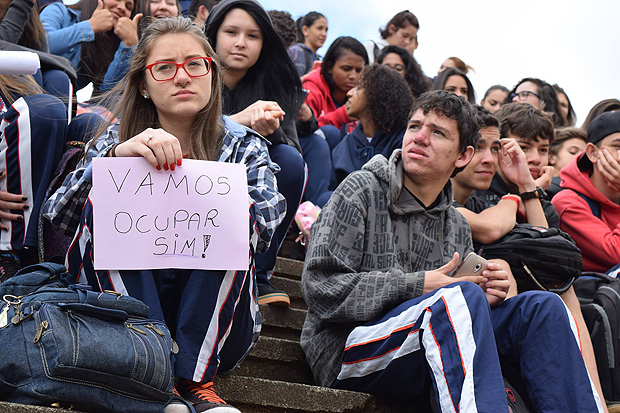 Estudantes mostram cartazes confeccionados durante ocupa��o (Douglas Khal/Lente Quente)