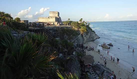 Turistas visitam s�tio arqueol�gico da civiliza��o maia localizado �s margens do Caribe, em Tulum