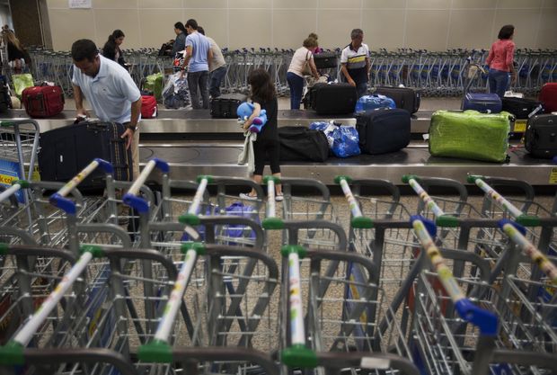  GUARULHOS, SP, BRASIL, 02-02-2012, 08h00: Movimenta��o na esteira da �rea de desembarque internacional do aeroporto de Cumbica, em Guarulhos (SP). (Foto: Lalo de Almeida/Folhapress, MERCADO)