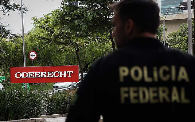 Un agente de la polic�a federal aparece en la foto frente a la sede de la constructora brasile�a Odebrecht (22.02.2016)