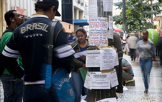 Pessoas buscam trabalho em an�ncios no centro de S�o Paulo; Desemprego atinge 11,2% em abril e renda real do trabalhador recua 3,3%