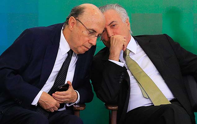 Temer conversa com o ministro Henrique Meirelles (Fazenda) durante encontro com confedera��es comerciais e empresariais, no Planalto