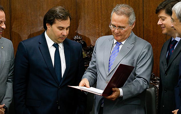 Presidente da C�mara, Rodrigo Maia, entrega a Renan Calheiro, do Senado, o texto da PEC 241, que limita os gastos do governo federal