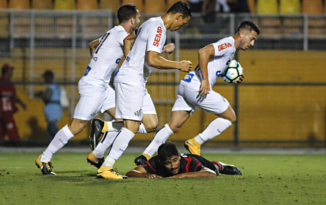 Ramon (ch�o), do Vit�ria, marca gol contra - Partida entre Santos e Vit�ria, v�lida pela 28� rodada do Campeonato Brasileiro de Futebol 2017, no Est�dio do Pacaembu