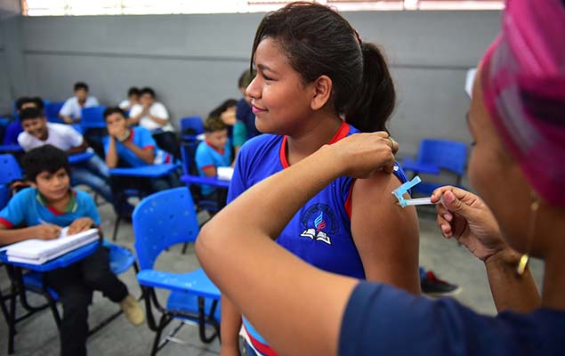 Estudiantes son vacunados contra el sarampi�n en una escuela estatal de Amazonas 