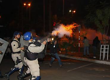 Policiais dispersam manifesta��o de apoiadores de Fernando Lugo