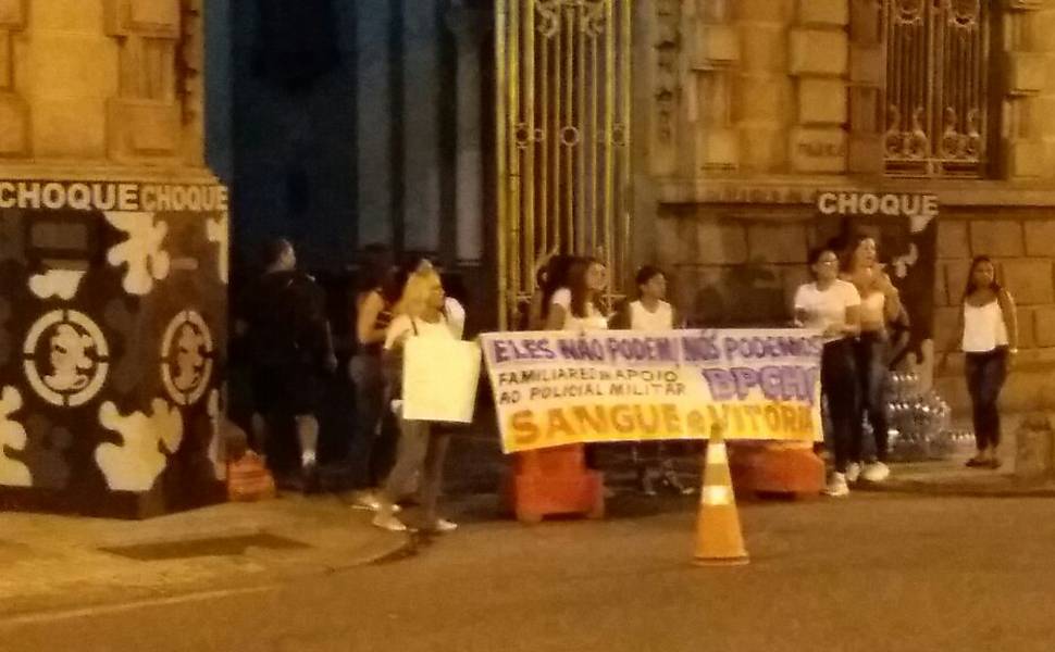 Familiares de PMs fazem protestos no Rio