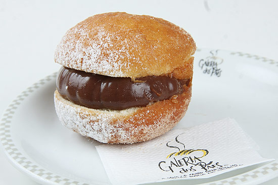 Sonho com recheio de chocolate (foto) da padaria Galeria dos Pães, uma versão diferente do tradicional doce 