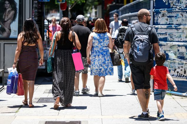 Consumidores fazem compras na rua Oscar Freire, nos Jardins