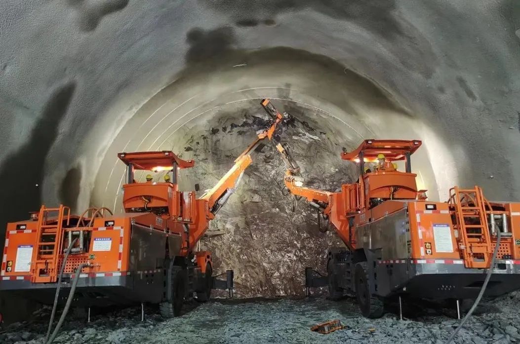 隧道開(kāi)挖王江西鑫通Z20 全工法直臂鑿巖臺(tái)車(chē)應(yīng)用案例