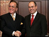 Pakistani Foreign Minister Khurshid Kasuri (l) and Israeli Foreign Minister Silvan Shalom
