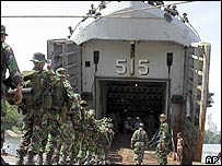 Indonesian soldiers leaving Aceh 18/09/05