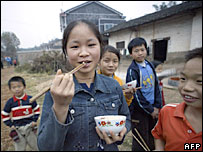 Children eating in rural Anhui province - archive photo