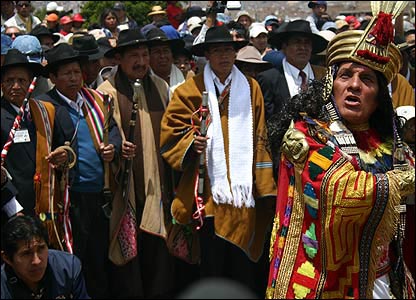 Ceremonia con dignatarios locales