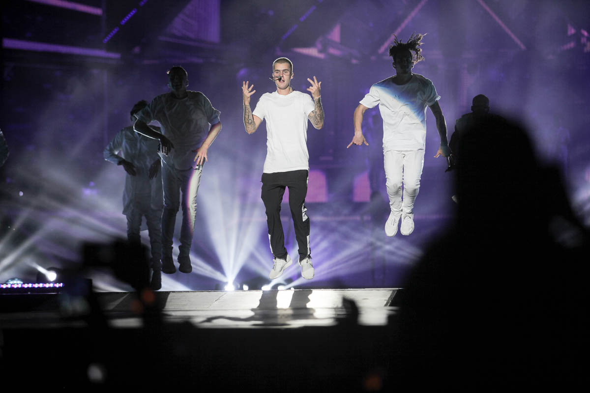 Justin Bieber canta e dança para os fãs na Praça da Apoteose no Rio