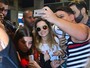 Sandy é tietada ao desembarcar em aeroporto no Rio