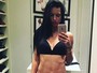 Adriana Lima posa com calcinha à mostra e barriga de fora