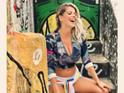 Karina Bacchi posta foto sorridente mostrando a barriguinha da gravidez