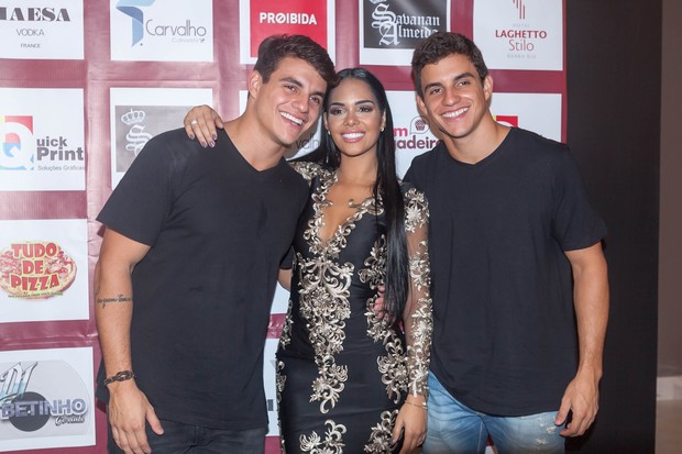 Ex-BBBs Antônio Rafaski, Mayara Motti e Manoel Rafaski em festa na Zona Oeste do Rio (Foto: Anderson Barros/ EGO)