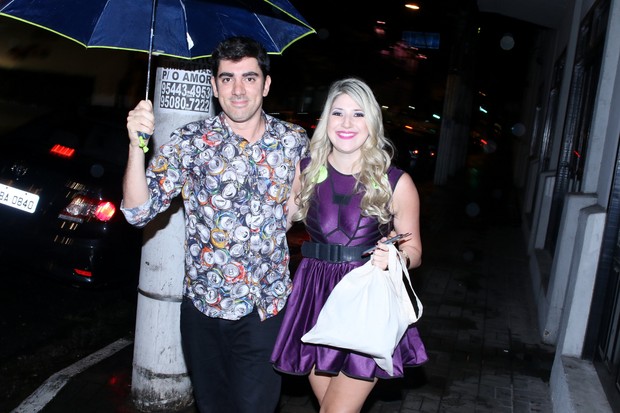 Marcelo Adnet e Dani Calabresa no aniversário da humorista na noite de sábado, 14 (Foto: Thiago Duran/AgNews)