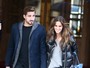 Izabel Goulart e o namorado, Kevin Trapp, passeiam juntinhos em Paris