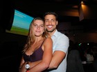 Cauã Reymond e Mariana Goldfarb curtem show em clima de romance