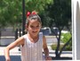 Suri Cruise mostra que cresceu em passeio com amiga