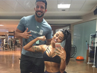 Aline Riscado deixa barriga sarada de fora e exibe muque na academia 