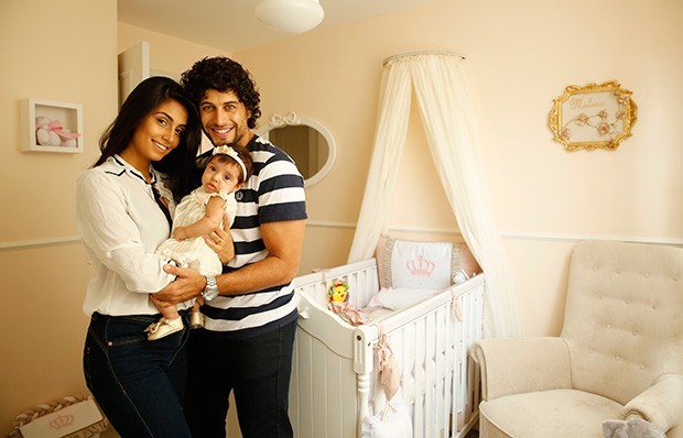 Jesus Luz com Carol Ramino e a filha Malena mostram decoração de sua casa para o EGO (Foto: Marcos Serra Lima/EGO)