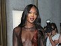 Naomi Campbell e Rita Ora usam looks decotados para assistir a desfile