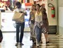 Chay Suede e Laura Neiva fazem compras juntos no Rio 