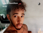 Lewis Hamilton sensualiza só de toalha e exibe tanquinho em selfies