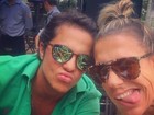 Thammy Miranda aparece de blusa aberta e manda beijinho em selfie