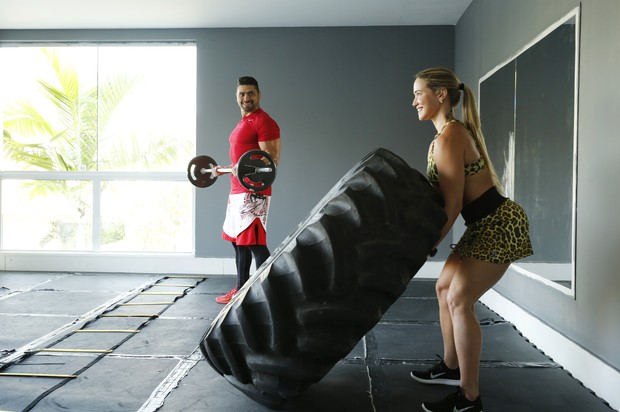 Ana De Biase abre sua casa triplex de 900 m² na Barra de Tijuca, no RJ, e mostra detalhes da decoração dos ambientes ao lado do marido, João Tristão, e do filho, João Vitor (Foto: Marcos Serra Lima / Ego)