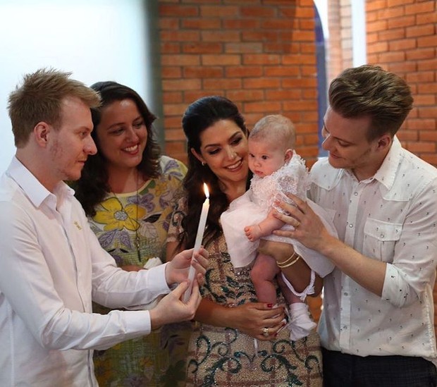 Thais Fersoza e Michel Teló com a filha, Melinda, no batizado da menina (Foto: Reprodução do Instagram)