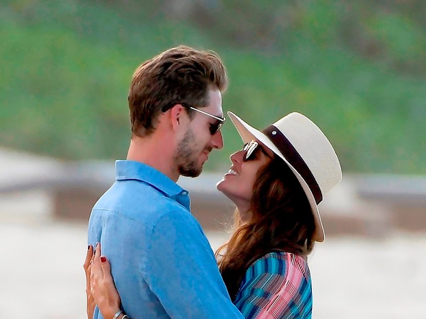 Izabel Goulart e o namorado, Kevin Trapp, em praia em St. Barth (Foto: AKM-GSI/ Agência)