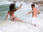 Izabel Goulart leva caldo e quase perde o biquíni em dia de praia