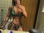 Denise Rocha faz selfie de biquíni e mostra corpo sarado