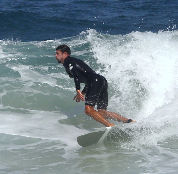 Cauã Reymond curte praia (Foto: Agnews)