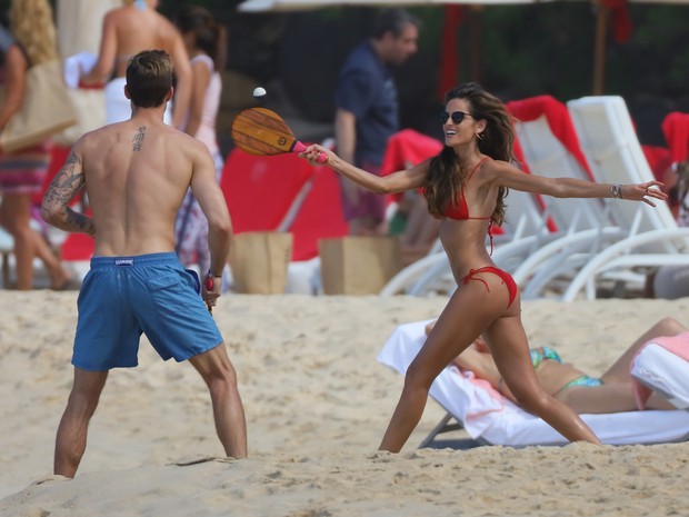 Izabel Goulart e o namorado, Kevin Trapp, em praia em St. Barth (Foto: Grosby Group/ Agência)