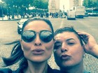 Juliana Paes posa ao lado de David Brazil em Paris