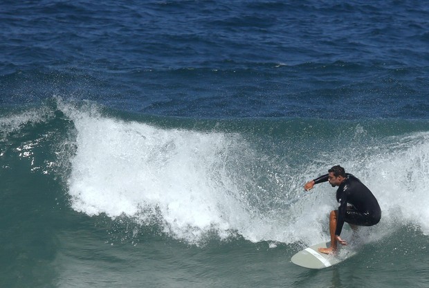 Cauã Reymond curte praia (Foto: Agnews)