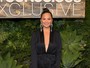 Chrissy Teigen arrasa com vestido sensual em evento de moda