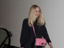 Dakota Fanning deixa maquiagem de lado e usa bolsa de grife para viajar