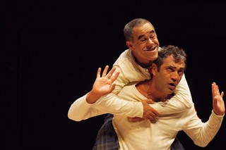 Os atores Domingos Montagner (mãos para o alto) e Fernando Sampaio em cena da peça &quot;Mistero Buffo&quot;, no Centro Cultural Fiesp Ruth Cardoso, em São Paulo , em 2012 (Foto: Lenise Pinheiro/Folhapress)