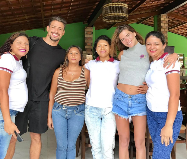 Cauã Reymond e Mariana Goldfarb posam com funionários de pousada no Maranhão (Foto: Reprodução/Instagram)